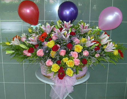 Fatih �i�ek g�nderme sitemiz g�venlidir  sepet i�erisinde yayvan �i�ekler ve balon