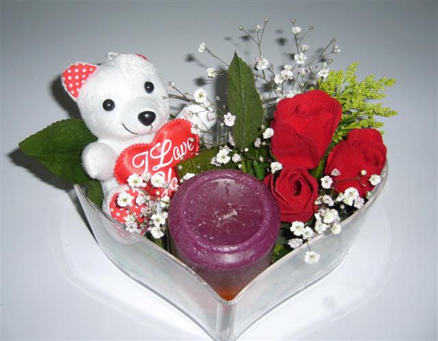Fatih �i�ek g�nderme sitemiz g�venlidir  kalp i�erisinde 3 g�l seni seviyorum yazili pelus