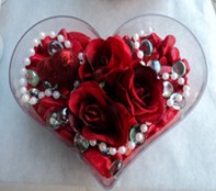 Fatih �i�ek g�nderme sitemiz g�venlidir  mika kalp i�erisinde 3 adet g�l ve taslar
