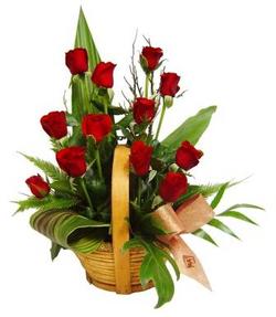 Fatih �i�ek g�nderme sitemiz g�venlidir  sepet i�erisinde 12 adet kirmizi g�l - �zel kisiler siparisi ideal -
