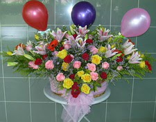 Fatih �i�ek g�nderme sitemiz g�venlidir  sepet i�erisinde yayvan �i�ekler ve balon