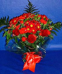Malazgirt Mah anneler g�n� �i�ek yolla  3 adet kirmizi g�l ve kir �i�ekleri buketi