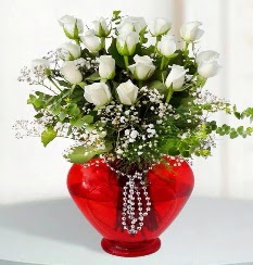 cam kalp içerisinde 12 adet beyaz gül Sincan İnternetten çiçek siparişi 