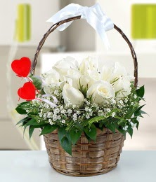 Sepet içerisinde 7 adet beyaz gül Atatürk Mah yurtiçi çiçek siparişi 