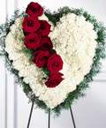 Menderes Mah �i�ek yolla , �i�ek g�nder  Kalp pano i�erisinde g�ller