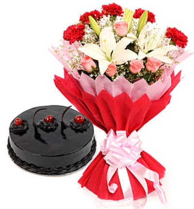 Kar���k mevsim buketi ve 4 ki�ilik ya� pasta Yenikent online �i�ek�i 