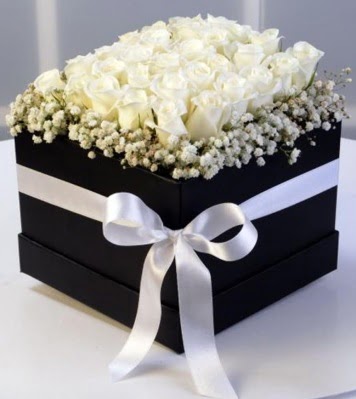 Kare kutuda 19 adet beyaz g�l Fatih �i�ek g�nderme sitemiz g�venlidir 