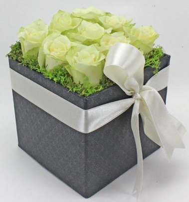 9 adet beyaz gülden özel kutu çiçeği Atatürk Mah yurtiçi çiçek siparişi 